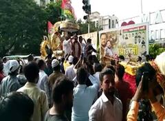 Maharashtra: सपा विधायक अबू आजमी के खिलाफ केस दर्ज, तलवार से केट काटने और कोरोना नियम तोड़ने का आरोप