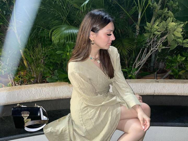 ஹன்சிகா மோத்வானி ஒரு தமிழ் நடிகை, இவர்  தமிழ் ,தெலுங்கில் பல இந்தி, மலையாளம் மற்றும் கன்னட படங்கள் நடித்து வருகிறார்