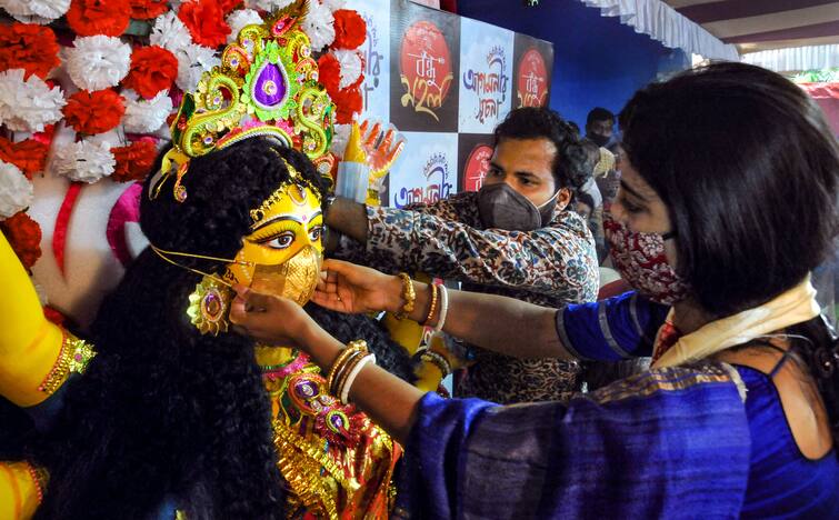Durga Puja 2021 MLA Aditi Munshi Inaugurate Khunti Puja, Put Mask on Durga Idol Coronavirus Third Wave Durga Puja 2021: 'বাংলার সব মেয়েই সোনার মেয়ে' দুর্গাপ্রতিমাকে সোনার মাস্ক পরিয়ে খুঁটিপুজোর সূচনায় অদিতি মুন্সি