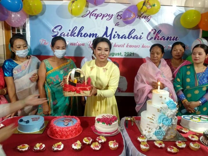 Mirabai Chanu Birthday: Silver Girl Mirabai Chanu Celebrates Birthday With Family, Shares Post On Twitter Mirabai Chanu Birthday: See How Silver Girl Mirabai Chanu Celebrated Birthday With Family - Watch Video