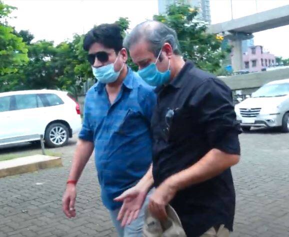 The 63-year-old actor passed away due to multiple organs failure and his last rite took place in Mumbai. His family members and celebrities from the industry gathered at Shivdham Crematorium in Goregaon to pay their last respects. (Image courtesy – Manav Manglani)