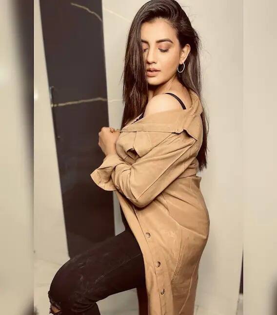 મુંબઇઃ ભોજપુરી એક્ટ્રેસની પૉપ્યૂલારિટી હવે બૉલીવુડ એક્ટ્રેસથી ઓછી નથી. આમ્રપાલી દુબેથી લઇને અક્ષરા સિંહ સુધી દરરોજ કોઇને કોઇ કારણે તેઓ ખબરોમાં છવાયેલી રહે છે. આની પૉપ્યૂલારિટી એટલી બધી કે હવે તેમને બિગ બસના ઘરમાં રહેવાની આમંત્રણ આવવા લાગ્યા છે, અને આ વખતે આ આમંત્રણ આવ્યુ છે એક્ટ્રેસ અક્ષરા સિંહને.... (ફોટો- –સોશ્યલ મીડિયા)