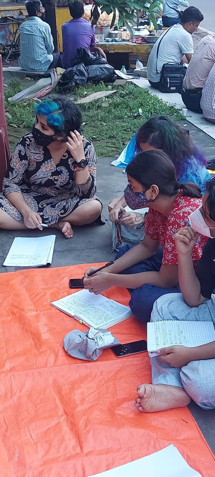 প্রতিবাদী ছাত্রছাত্রীদের অভিযোগ, সরকারের পক্ষ থেকে কলেজ বিশ্ববিদ্যালয় খোলার কোনও উদ্যোগ নেওয়া হয়নি। অবিলম্বে ক্লাসে পঠনপাঠন চালুর দাবি জানিয়েছেন তাঁরা (ছবি ও তথ্য কৃষ্ণেন্দু অধিকারী)