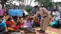 SSC Job Seekers Protest: অনশনে বসতে বাধা, সল্টলেকে SSC চাকরিপ্রার্থীদের সঙ্গে পুলিশের ধস্তাধস্তি