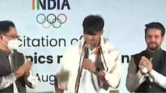 Hundreds of fans mob Neeraj Chopra at Delhi airport | Seedhe Field Se (09.08.2021)