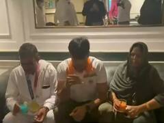 भावुक पल: जब नीरज चोपड़ा ने माता-पिता को पहनाया अपना गोल्ड मेडल