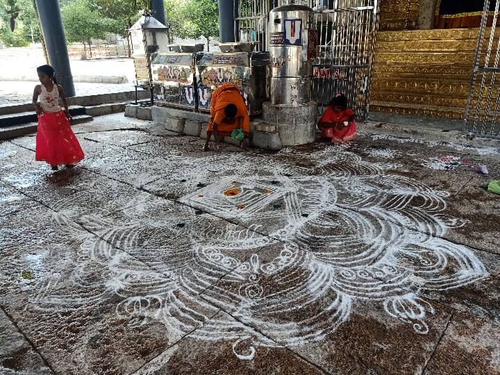 அழகர்கோவில் வளாகத்தில் உள்ள கருப்பணசாமி சன்னதியில் கோலம் போட்டுள்ள காட்சி.