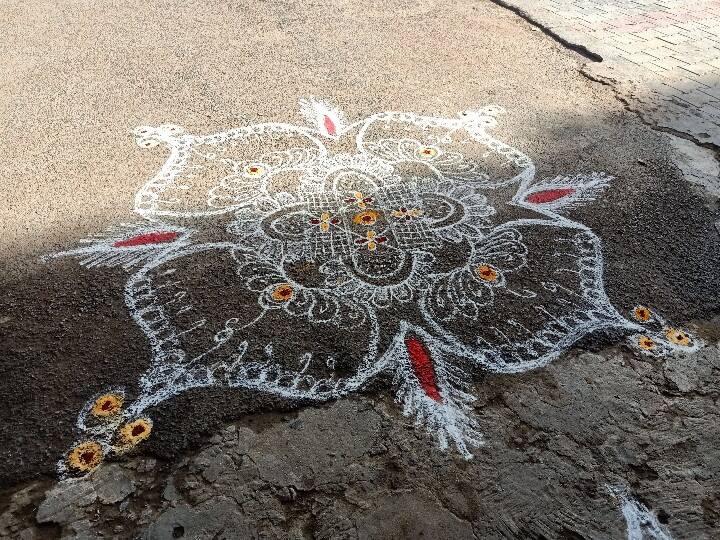 அழகர்கோவில் வளாகத்தில் உள்ள கருப்பணசாமி சன்னதியில் கோலம் போட்டுள்ள காட்சி.