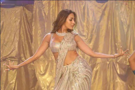 ਮਲਾਇਕਾ ਅਰੋੜਾ ਦੀਆਂ ਇਹ ਤਸਵੀਰਾਂ ਸਾਹਮਣੇ ਆਈਆਂ ਹਨ ਜਿਸ ਵਿੱਚ ਉਹ ਸਿਲਵਰ ਸਾੜੀ ਵਿੱਚ ਹੈ ਤੇ ਡਾਂਸ ਕਰਦੀ ਨਜ਼ਰ ਆ ਰਹੀ ਹੈ।