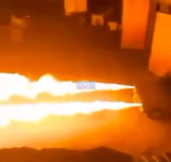 48 ਹੌਰਨ ਵਾਲੇ ਮੋਟਰਸਾਈਕਲ ਮਗਰੋਂ 20 ਫ਼ੁੱਟ ਤੱਕ ਅੱਗ ਉਗਲ਼ਣ ਵਾਲੀ ਕਾਰ ਹੋਈ ਵਾਇਰਲ, ‘ਡ੍ਰੈਗਨ ਕਾਰ’ ਵੇਖ ਲੋਕ ਹੈਰਾਨ