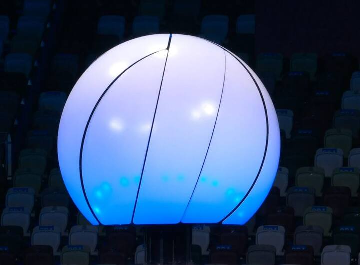 ఒలింపిక్స్‌ ఆరంభమైనప్పటి నుంచి జాతీయ స్టేడియంలో వెలుగుతున్న భారీ జ్వాలను ఆర్పేశారు. ప్రేక్షకుల్లేకుండానే సాగిన ఈ ముగింపు వేడుకల్లో అథ్లెట్లు నృత్యాలు చేస్తూ.. సరదాగా గడిపారు.