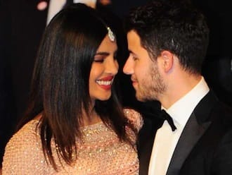 Nick Jonas can’t take his eyes off from Priyanka Chopra Instagram Priyanka Chopra: 'চোখ সরাতে পারছি না', রামধনু দেখা প্রিয়ঙ্কার রূপে মুগ্ধ স্বামী নিক