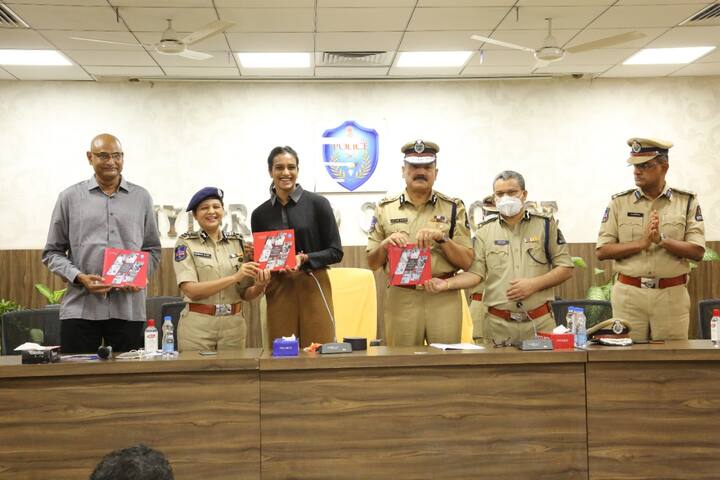 ‘ది సెకండ్ వేవ్’ పుస్తకాన్ని సింధు ఆవిష్కరించారు. రెండో విడత లాక్ డౌన్ సందర్భంగా పోలీసులు నిర్వహించిన విధులకు సంబంధించిన వివరాలతో ఈ పుస్తకాన్ని రూపొందించారు.