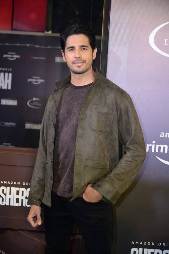 IN PICS: Sidharth Malhotra-Kiara Advani & Vikram Batra’s Family At Shershaah Movie Special Screening In New Delhi