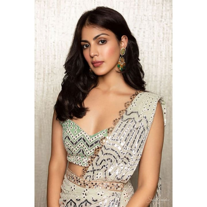 हाल ही में शेयर की गई फोटो में रिया बेहद ही ग्लैमरस लुक में नज़र आ रही हैं. उन्होंने फोटो में बेहद ही सुंदर लहंगा पहना हुआ है और कैप्शन में लिखा ‘ठहराव’ रिया की ये फोटो सोशल मीडिया पर जमकर वायरल हो रही है. आपको बता दें, रिया पिछले साल 2020 में सोशल मीडिया पर काफी एक्टिव नहीं रहती थीं. लेकिन अब वो ज्यादा एक्टिव रहती हैं.