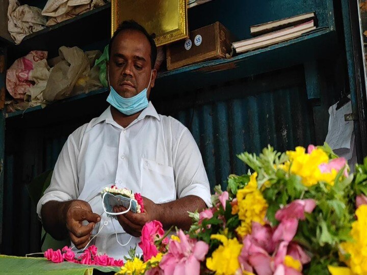 ”ஒரு விழிப்புணர்வுதான்” - பூக்கடைக்காரர் மோகன்: மதுரையில் மணக்கும் மல்லிகைப்பூ மாஸ்க் !