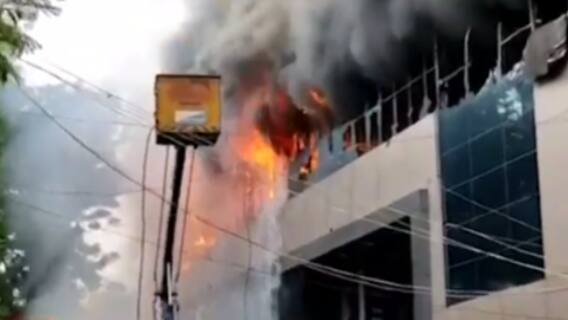 આણંદઃ ફટાકડાની દુકાનમાં લાગી ભીષણ આગ, ફાયરવિભાગનો એક કર્મચારી થયો ગંભીર રીતે ઘાયલ