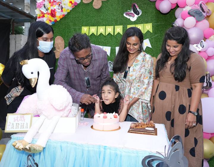 ఇందులో అల్లు అర్జున్, అల్లు స్నేహా కూడా ఉన్నారు. తమ కూతురిని చూసుకొని మురిసిపోతుంది ఈ జంట.