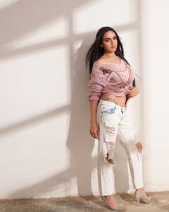 ईशा देओल ने फ्लॉन्ट किया कमर पर बना सेक्सी टैटू, सेट पर नर्वस दिखे वरुण धवन, देखें सेलेब्स की आज की ये तस्वीरें