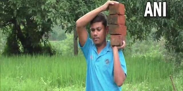 પરંતુ આ મોટી ઉપલબ્ધિના ત્રણ વર્ષ બાદ આજે ટીમનો એક સભ્ય એક-એક રૂપિયા માટે લાચાર બન્યો છે. આ છે ગુજરાતનો બ્લાઇન્ડ સ્ટાર ક્રિકેટર નરેશ તુમડા (Naresh Tumda). તેને પોતાનુ ઘર ચલાવવા સખત મજૂરી કરવી પડી રહી છે.