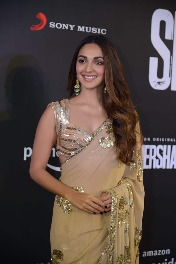 कियारा बेहद हॉट लुक देती नजर आईं. फोटोग्राफर्स की नजरें भी उनपर टिकी थीं.