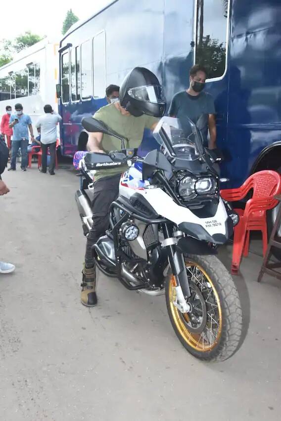 ખરેખરમાં, શાહિદ કપૂર આજકાલ પોતાની ડેબ્યૂ સીરિઝનુ શૂટિંગ કરી રહ્યો છે. જેમાં તેની સાથે રાશી ખન્ના છે.