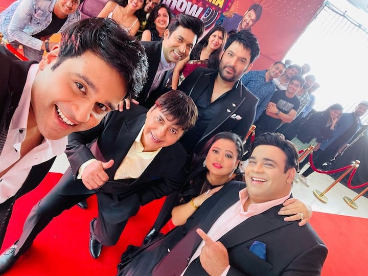 कॉमेडियन, एक्टर और होस्ट कपिल शर्मा ने आज ही शाम द कपिल शर्मा शो के नए सेट की तस्वीरें साझा की हैं. फोटो को देखकर तो ऐसा लग रहा है जैसे कि ये आने वाला शो काफी कुछ नया लेकर आने वाला है. इस शो के सेट की नई फोटोज को देख फैन्स काफी खुश दिखाई दे रहे हैं.