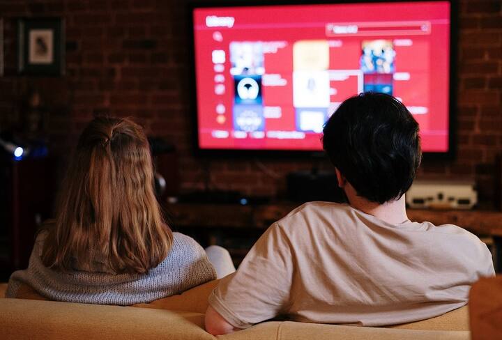 మీ జీవిత భాగస్వామి లేదా కుటుంబసభ్యులతో ఎంచక్కా టీవీ చూడండి. మీకు నచ్చిన సినిమాలు లేదా హాస్యాన్ని పంచే సినిమాలు, వినోద కార్యక్రమాలు చూస్తే బెటర్.