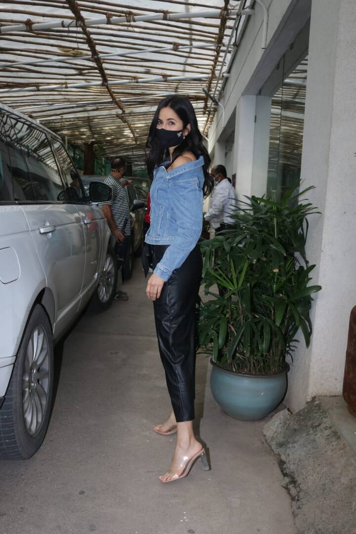 वहीं बात करें शेरशाह की तो दिल्ली में भी शेरशाह की स्पेशल स्क्रीनिंग रखी गई जिसमें सिद्धार्थ मल्होत्रा के परिवार से लेकर, इंडस्ट्री से जुड़े लोग और शहीद कैप्टन विक्रम बत्रा के परिवार के लोग भी शामिल हुए और उन्होंने विक्रम बत्रा को समर्पित ये फिल्म देखी.