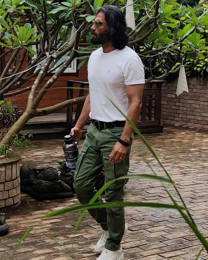 रेस्टॉरंट, क्रिकेट लीग टीम, फर्नीचर आणि होम स्टाईल स्टोअरची मालकीही त्याच्याकडे आहे. (photo courtesy : @suniel.shetty instagram)
