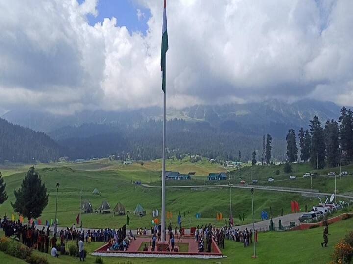 Army dedicates 100 feet high tricolor to the nation at Ski Resort Gulmarg in Jammu and Kashmir जम्मू कश्मीर के स्की रिजॉर्ट गुलमर्ग में सेना ने 100 फुट ऊंचा तिरंगा राष्ट्र को समर्पित किया