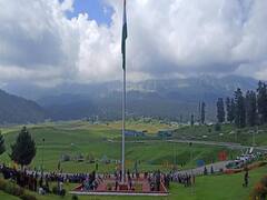 जम्मू कश्मीर के स्की रिजॉर्ट गुलमर्ग में सेना ने 100 फुट ऊंचा तिरंगा राष्ट्र को समर्पित किया