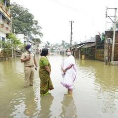 Mamata Ghatal Visit: ঘাটালে জলবন্দি এলাকা পরিদর্শন মমতার, জলে দাঁড়িয়ে পরিস্থিতি পর্যালোচনা; বিলি করলেন ত্রাণ