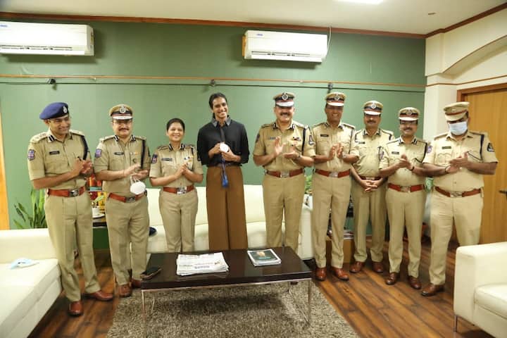 సింధును అభినందిస్తున్న సీపీ అంజనీ కుమార్, అదనపు డీఐజీలు శిఖా గోయల్,  అనిల్ కుమార్