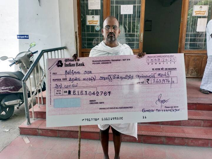 A person who took a check for Rs 2.69 lakh to pay off the debt of Tamil Nadu caused a stir in Namakkal தமிழ்நாட்டின் கடனை அடைக்க  2.69 லட்சத்திற்கு காசோலை எடுத்து வந்த நபரால் நாமக்கலில் பரபரப்பு