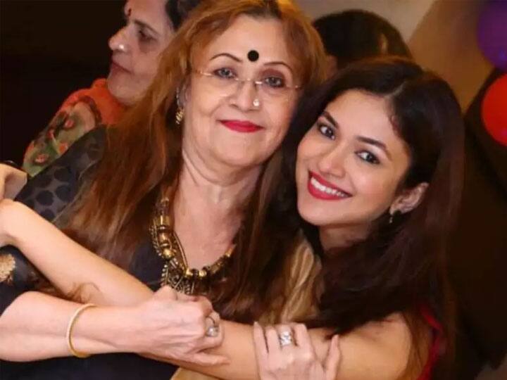 रिधिमा ने आगे कहा, ‘रात का समय ही एक ऐसा समय था जब मुझे दोस्तों के साथ पार्टी करने की आजादी मिलती थी क्योंकि मेरी मां उस समय सोती थीं और आराम करती थीं.’ नेहा भसीन भी रिधिमा की बात सुनकर भावुक हो गईं और कहा कि उन्होंने अपने पिता को भी कैंसर से खो दिया है. तीसरी स्टेज के कैंसर का पता चलने के 40 दिन बाद उनका निधन हो गया था और नेहा ने खुलासा किया कि उनके सभी भाई-बहनों ने अपने पिता के नाम का टैटू बनवाया था.