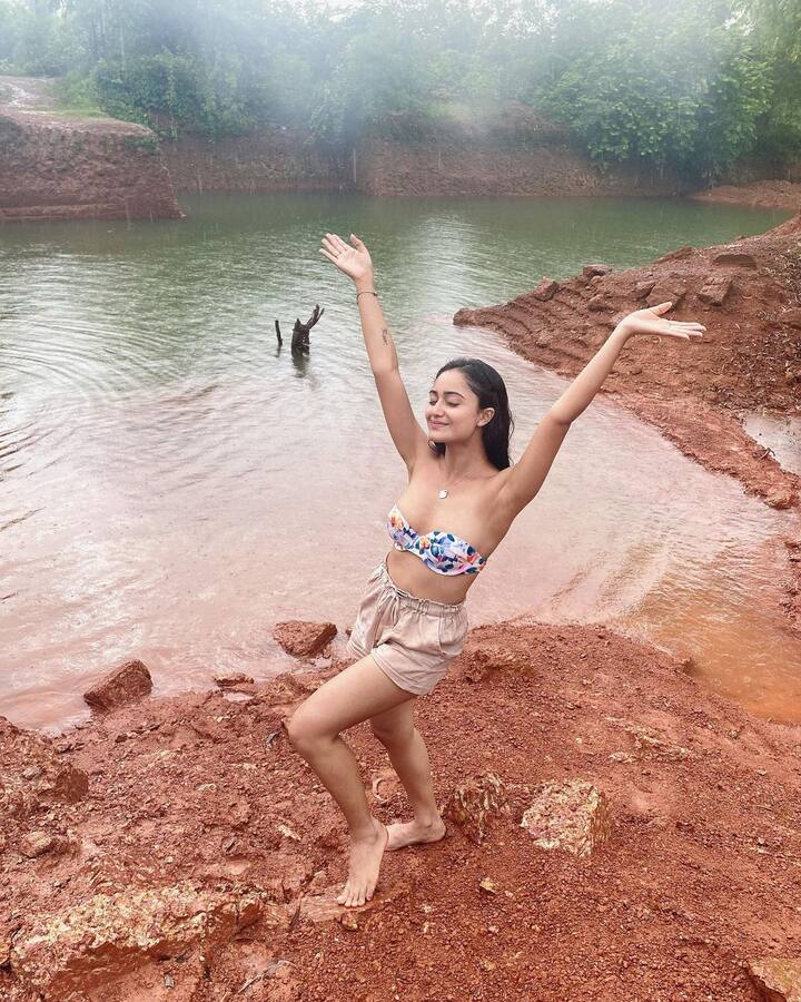 त्रिधा ने दो फोटोज़ शेयर की हैं. जिसमें वो किसी बेहद शांत से तालाब के किनारे खड़ी नजर आ रही हैं.  जिसके आसपास काफी हरियाली दिखाई दे रही हैं.  उन्होंने बेहद हॉट स्टाइल में शॉर्ट्स और  कलरफुल प्रिंटेड ब्रा पहनी हैं.. उन्होंने हवा में दोनों हाथों को ऊपर करते हुए पोज़ दिया है. उनकी फोटोज़ फैंस को काफी पसंद आ रही है. इस फोटो के साथ उन्होंने कैप्शन में लिखा प्यार और खुशी को गले लगाना.