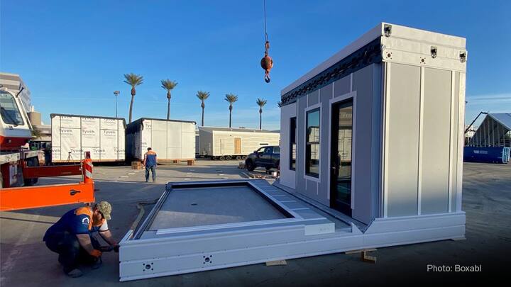 महत्वाचं म्हणजे ते फोल्डेबल घर आहे. फोल्ड केल्यानंतर ते एखाद्या ट्रकच्या मदतीने दुसऱ्या कोणत्याही ठिकाणी घेऊन जाता येतं आणि त्या ठिकाणी बसवता येतं. (photo courtesy : Boxabl)