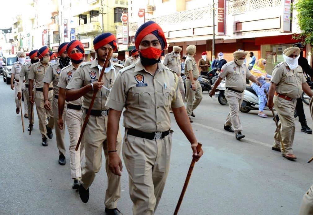 Blockade at various places across Punjab, District Police Chiefs along with 22 more SP level officers deployed ਪੰਜਾਬ ਭਰ 'ਚ ਥਾਂ-ਥਾਂ ਨਾਕਾਬੰਦੀ, ਜ਼ਿਲ੍ਹਾ ਪੁਲਿਸ ਮੁਖੀਆਂ ਨਾਲ ਐਸਪੀ ਪੱਧਰ ਦੇ 22 ਹੋਰ ਅਧਿਕਾਰੀ ਤਾਇਨਾਤ