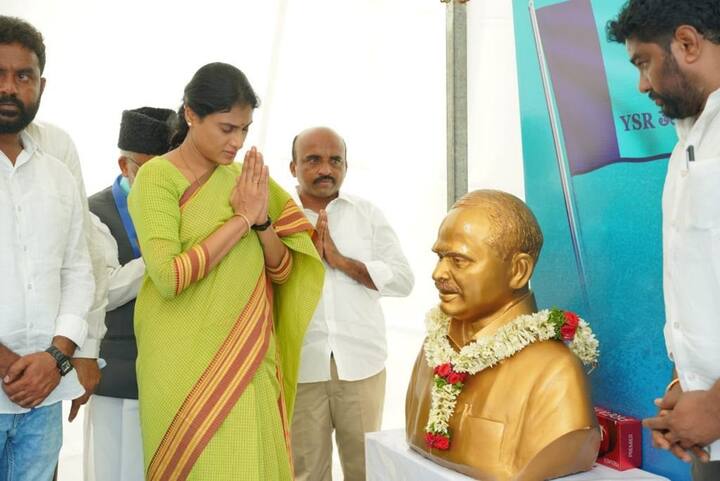 షబ్బీర్ కుటుంబాన్ని పరామర్శించిన అనంత‌రం షర్మిల ఆ గ్రామంలోనే నిరుద్యోగ దీక్ష చేప‌ట్టారు. ఈ ఉదయం 10 గంటల నుంచి సాయంత్రం 6 గంటల వరకు షర్మిల దీక్ష కొనసాగనుంది.