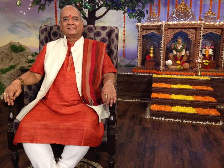 आयुर्वेदाबाबतचा डोळस दृष्टीकोन निर्माण करण्यात आणि नव्या पिढीत त्याबाबतची गोडी निर्माण करण्यात डॉ. तांबे यांचे मोलाचे योगदान आहे(photo courtesy : @shreegurubalaji facebook)