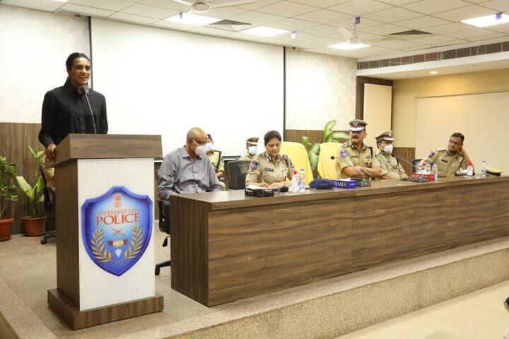 సన్మాన కార్యక్రమంలో మాట్లాడుతున్న సింధు. ఈ సందర్భంగా సింధు టోక్యో ఒలింపిక్స్‌లో సాధించిన కాంస్య పతకాన్ని పోలీస్ శాఖ అందిస్తున్న సేవలకు అంకితం ఇస్తున్నట్లు ప్రకటించింది.