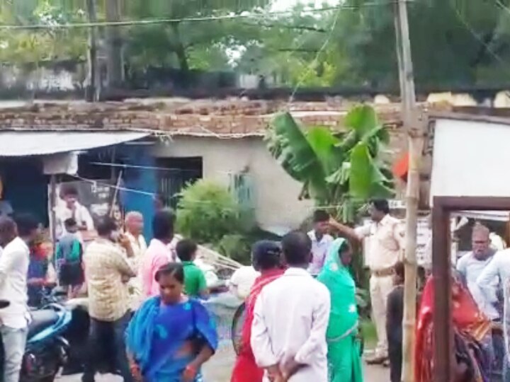 Attack On The Police To Free The Liquor Smuggler In Bettiah Pelted Bricks  And Stones Ann | बेतिया में शराब धंधेबाज को छुड़ाने के लिए पुलिस पर हमला,  ग्रामीण और परिजनों ने