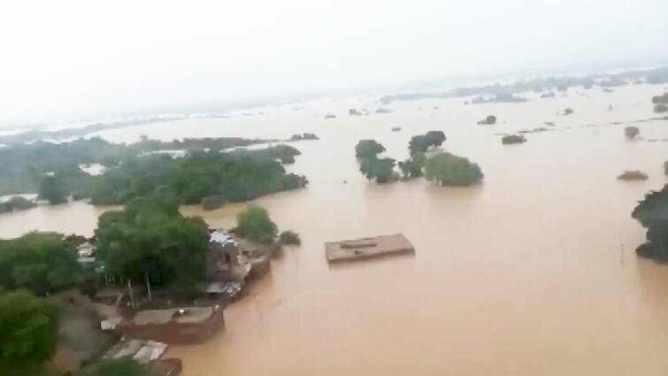 Flood in UP: बाढ़ से प्रभावित 22 जिलों के सैकड़ों गांव, मौसम विभाग के अनुमान ने बढ़ाई टेंशन