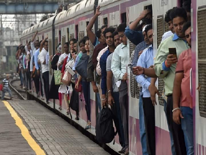 Mumbai Local Train Services halted for an hour due to power failure more than 50 local trains canceled 144 delayed Know in detail मुंबई में बिजली गुल होने से एक घंटे तक थमी शहर की 'लाइफलाइन', 50 से ज्यादा लोकल ट्रेनें रद्द