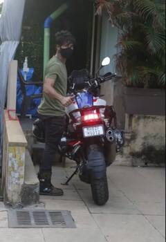 ਬਾਲੀਵੁੱਡ 'ਚ ਬਦਲਿਆ ਟਰੈਂਡ, ਕਾਰ ਛੱਡ ਬਾਈਕ 'ਤੇ ਘਰੋਂ ਨਿਕਲੇ ਸਿਤਾਰੇ, ਦੇਖੋ ਸ਼ਾਹਿਦ ਕਪੂਰ ਦੀਆਂ ਲੇਟੈਸਟ ਤਸਵੀਰਾਂ