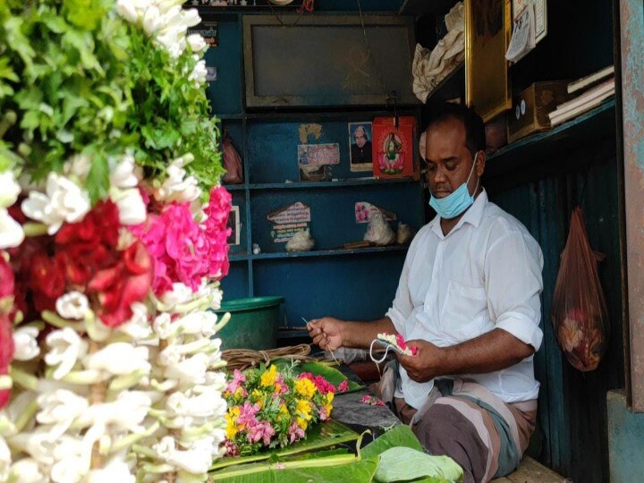 ”ஒரு விழிப்புணர்வுதான்” - பூக்கடைக்காரர் மோகன்: மதுரையில் மணக்கும் மல்லிகைப்பூ மாஸ்க் !