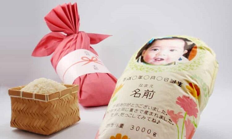 Japanese parents are sending relatives rice bags in place of newborn babies to hug and bless கொரோனா காலத்துல பிறந்த குழந்தையை எப்படிங்க கொஞ்சுறது? ஜப்பான் மக்களின் அன்பு வழி..!