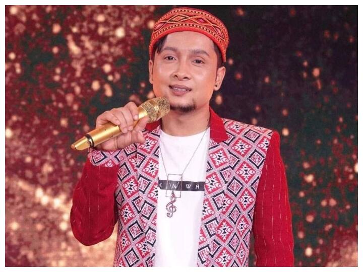 Indian Idol 12 के मंच पर Pawandeep Rajan ने बांटे Gift, Karan Johar को दिया घी तो Himesh Reshammiya को कद्दू