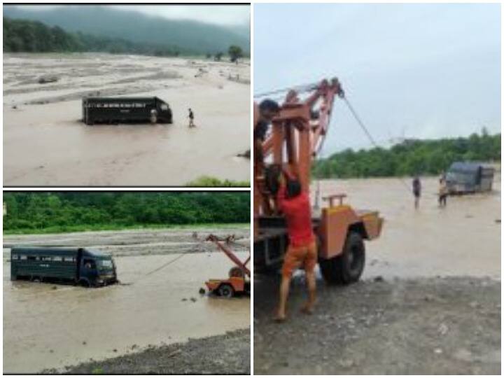 Uttarakhand  Police van carrying prisoners to AIIMS Rishikesh stuck on flooded road उत्तराखंडः कैदियों को ले जा रही पुलिस वैन बाढ़ में फंसी, क्रेन की मदद से निकाला गया